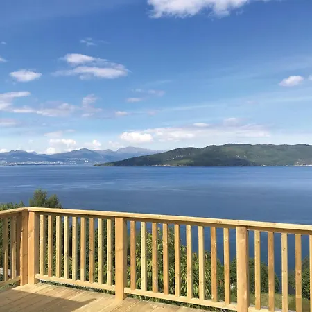 Awesome In Vagstranda With Wifi Hjelvik